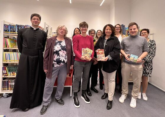 V.l.n.r.: Pfarrer Georg Gierl, Karin Hagendorn, Vanessa Melzl, Ruth Müller, Stefan Schiessl, dahinter das Büchereit